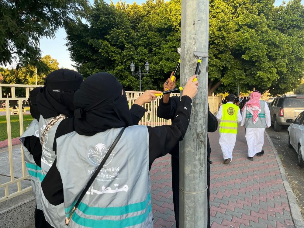 أمانة الطائف تنفذ مبادرة لإزالة الملصقات العشوائية من أعمدة الانارة