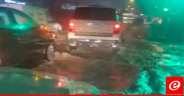 أمطار غزيرة في عدة مناطق وتجمع للمياه على الطرقات بين طبرجا وجونية