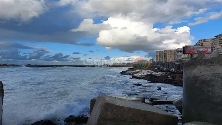 راهن زملائه ففقد حياته.. رحلة البحث عن جثمان الطالب غريق الإسكندرية - فيديو وصور