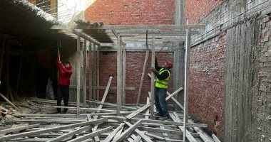 إزالة أعمال مخالفة للرسومات الهندسية بعقار فى الدقى.. صور