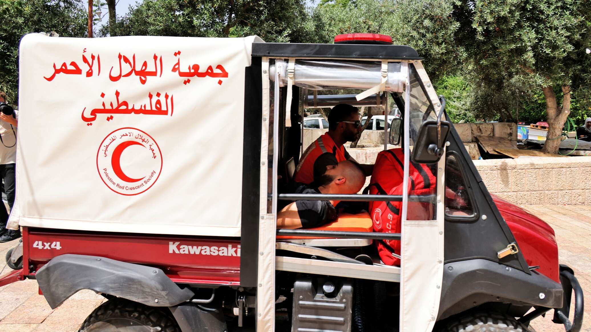 الهلال الأحمر الفلسطيني يعلن مقتل 4 من أفراده جراء القصف الإسرائيلي لسيارة إسعاف في غزة