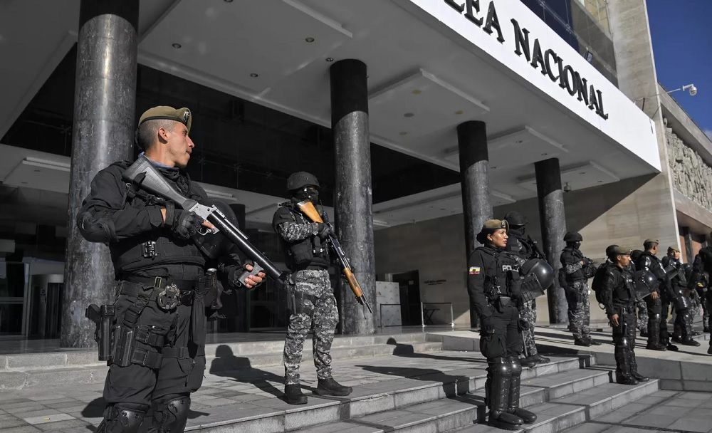 مسلحون يقتحمون استوديو أثناء البث المباشر في الإكوادور (فيديو)