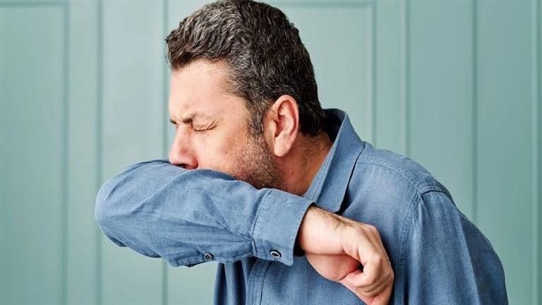الكحة في الشتاء.. كيف تفرق بين سعال سلالة كورونا الجديدة والإصابة بنزلة برد؟