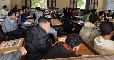 إقبال كبير من طلاب ثانوى عام على مجموعات الدعم قبل امتحان الترم.. صور