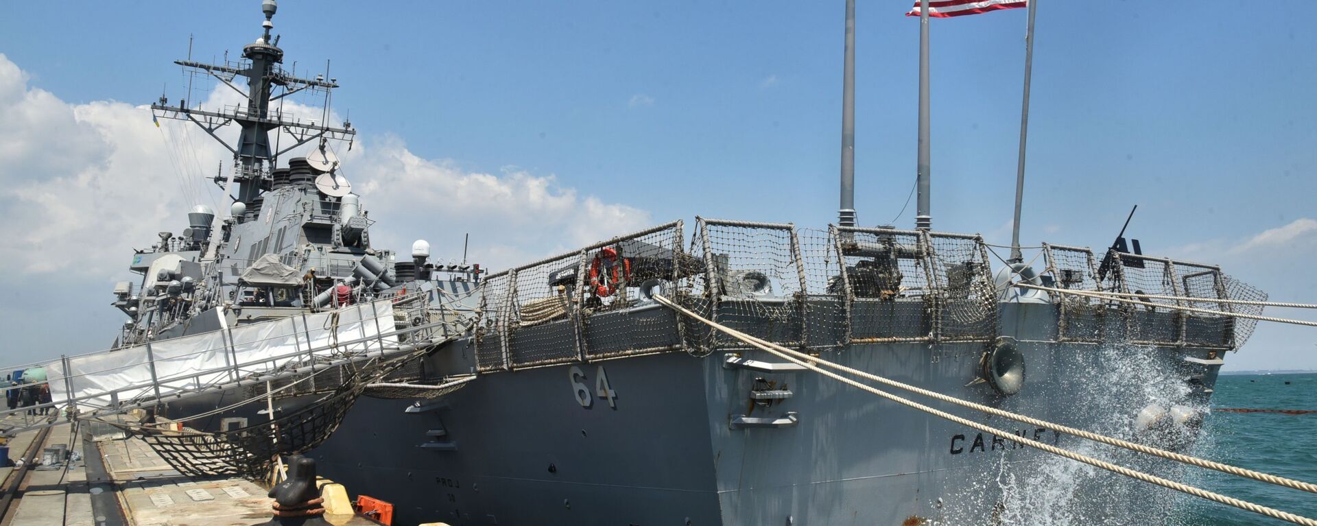 "أنصار الله" تعلن استهداف سفينة أمريكية بعدد كبير من الصواريخ البالستية والبحرية والطائرات المسيرة