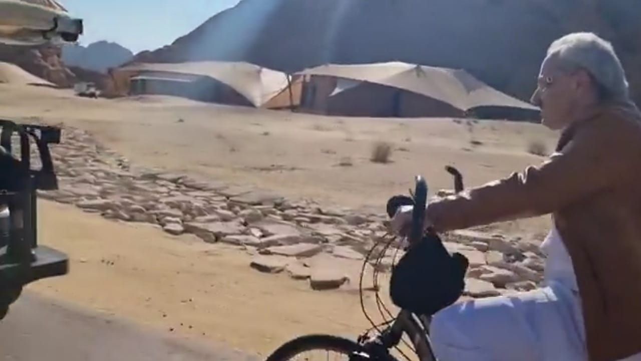 لطافة الأمير الوليد بن طلال مع أحفاده .. فيديو