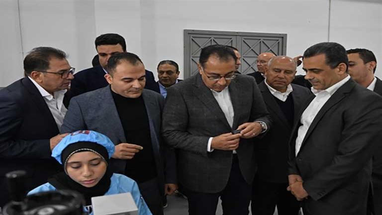 رئيس الوزراء يزور مصنع "وادي السيليكون" للصناعات الإلكترونية بالسخنة