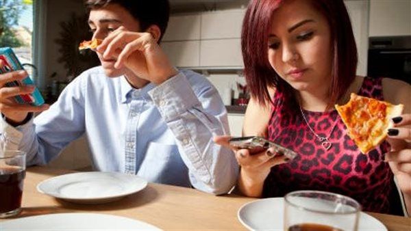 احذر استخدام الهاتف أثناء تناول الطعام.. هذا ما يحدث لجسمك