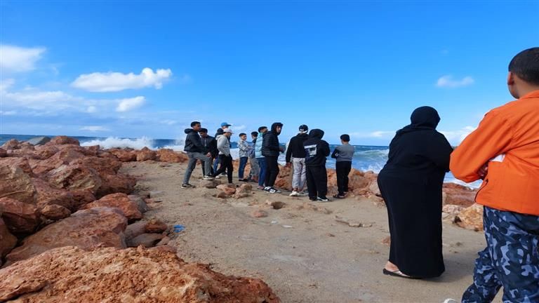 "الفيضة الكبرى تصعب الأمور".. استمرار البحث عن غريق "الرهان القاتل" في الإسكندرية- صور