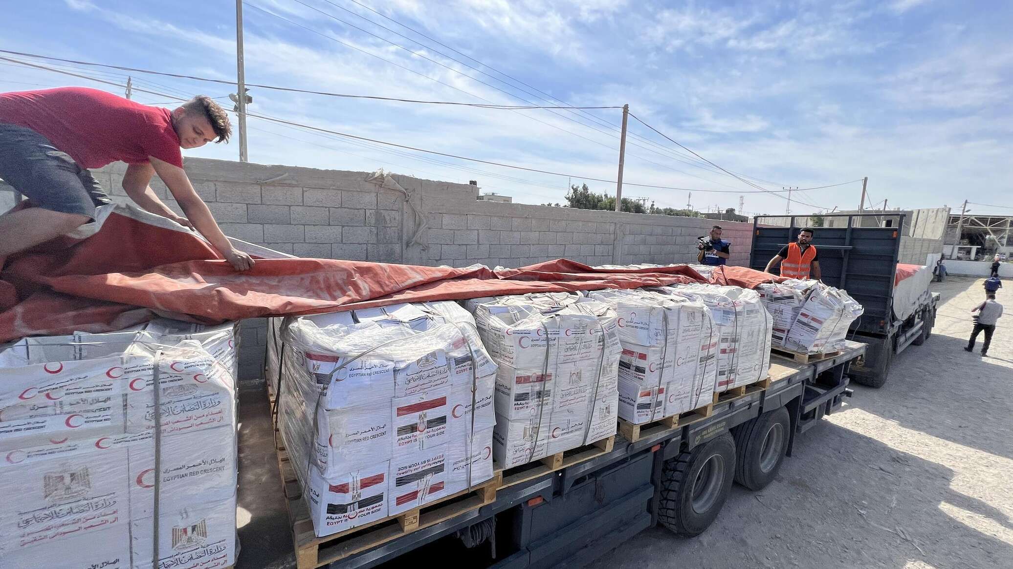 وزراء إسرائيليون لم يعلموا بموافقة حكومة بلادهم على نقل "الدقيق" إلى غزة
