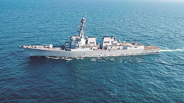 لندن تعلن التصدي لأكبر «هجوم حوثي» بالبحر الأحمر