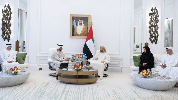 حمدان بن زايد يطلع على مشاريع ومبادرات قطاع الطاقة والمياه التي يتم تنفيذها في منطقة الظفرة