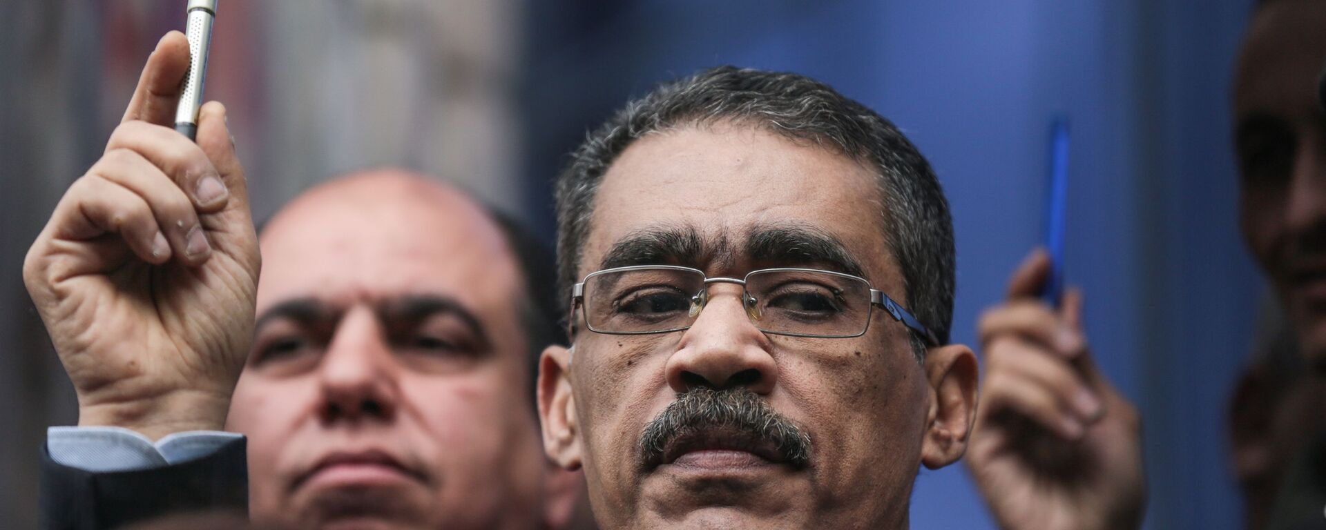 نقيب الصحفيين المصريين ضياء رشوان في وقفه تضامنيه مع ضحايا الهجوم على صحيفة شارلي إيبدو 2015 نقيب الصحفيين المصريين ضياء رشوان في وقفه تضامنيه مع ضحايا الهجوم على صحيفة شارلي إيبدو 2015 - الخليج 365 عربي, 1920, 28.12.2023