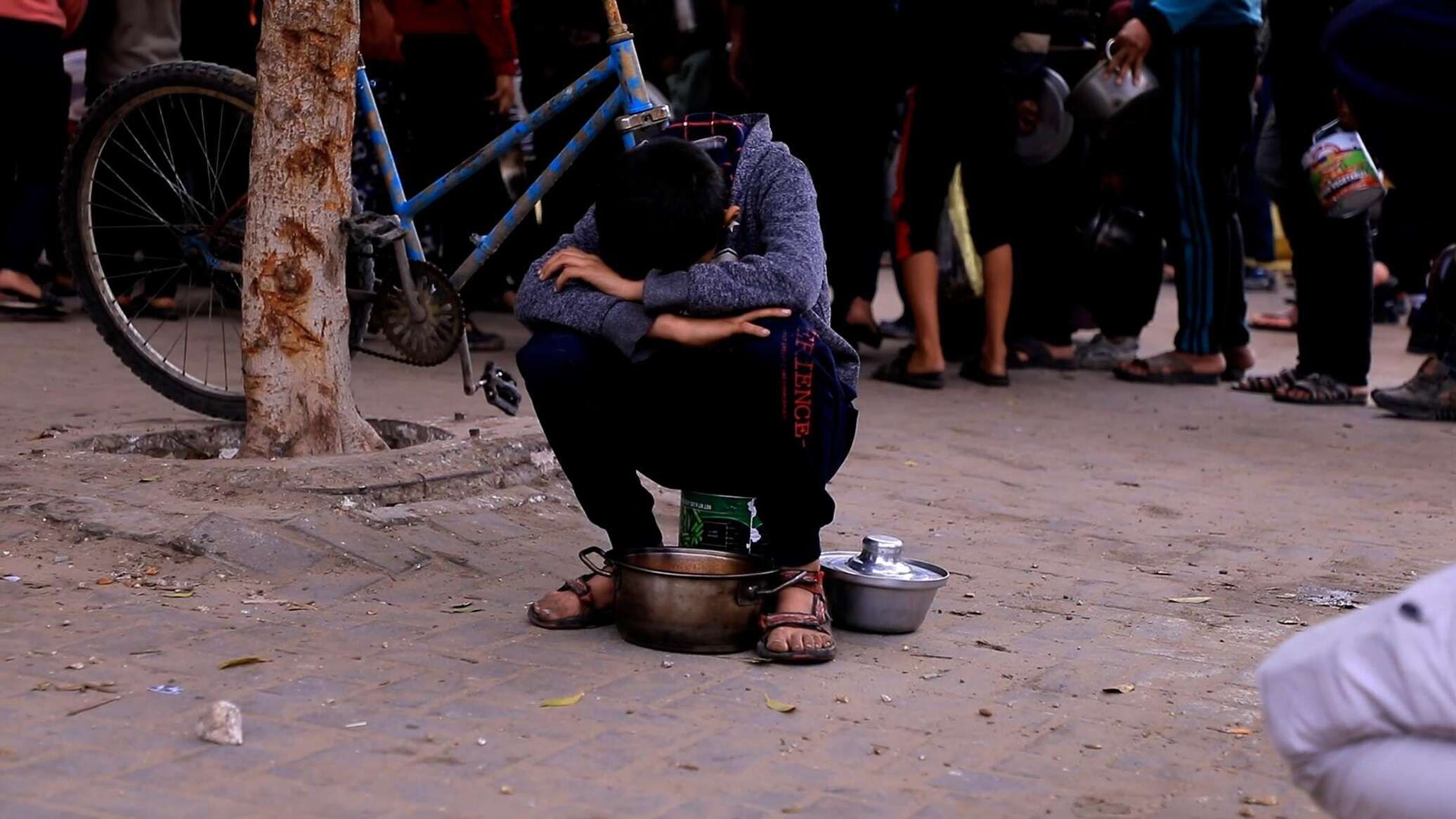 تكية خيرية في شوارع خان يونس لإطعام آلاف النازحين... فيديو