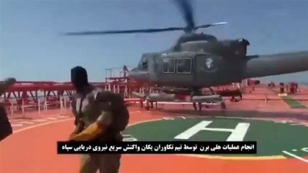 إيران تنشر مشاهد توثق سيطرتها على باخرة أمريكية في الخليج