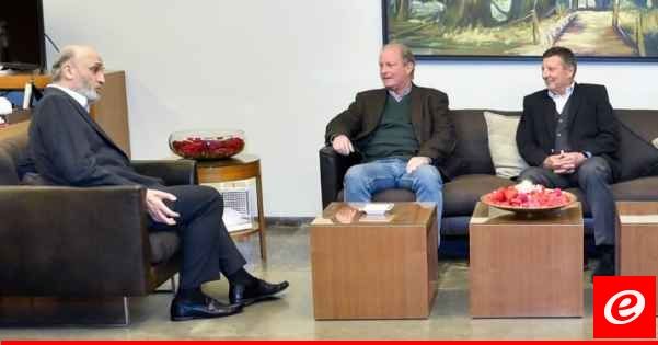 جعجع التقى وفدًا من "الأحرار" وتأكيد "ضرورة وقف الحرب والذهاب للتطبيق الفوري للـ1701"