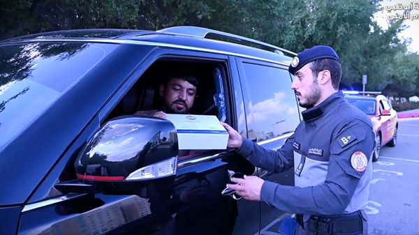 "دورية السعادة ربدان" بشرطة أبوظبي تكرم 24 سائقاً ملتزماً مرورياً