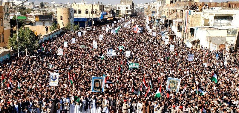 اليمن.. مليونية حاشدة في الشوارع بعد القصف الأمريكي البريطاني "صور"