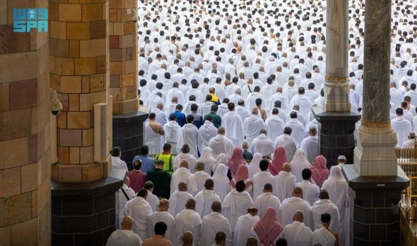 ضيوف برنامج خادم الحرمين يؤدون صلاة الجمعة بالمسجد الحرام