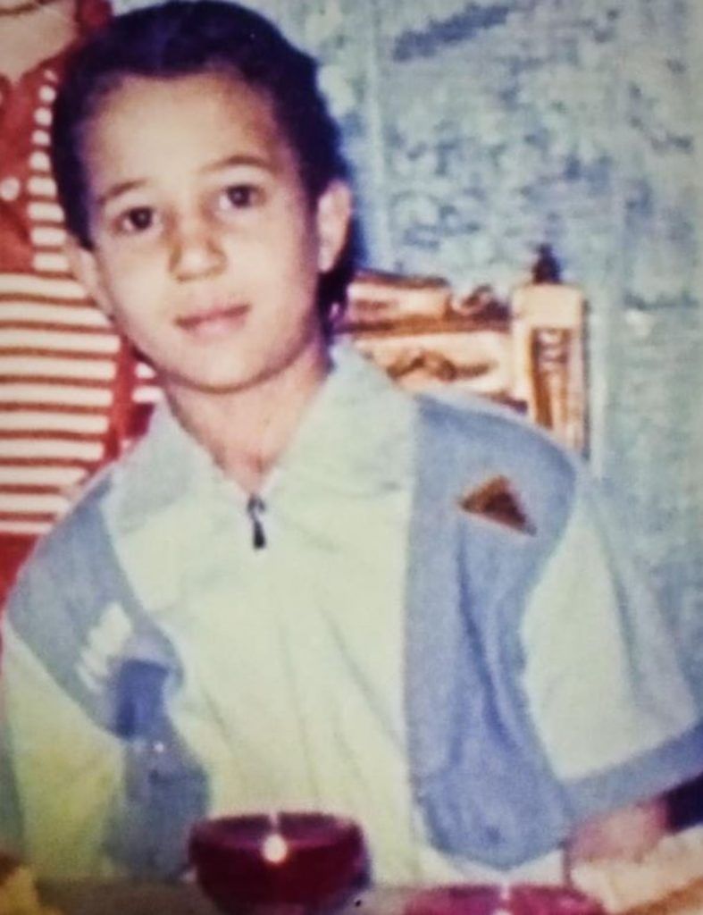 في ذكرى ميلاده.. صورة قديمة لـ مصطفى درويش منذ 30 عامًا تُنشر للمرة الأولى.. كيف كان في طفولته؟