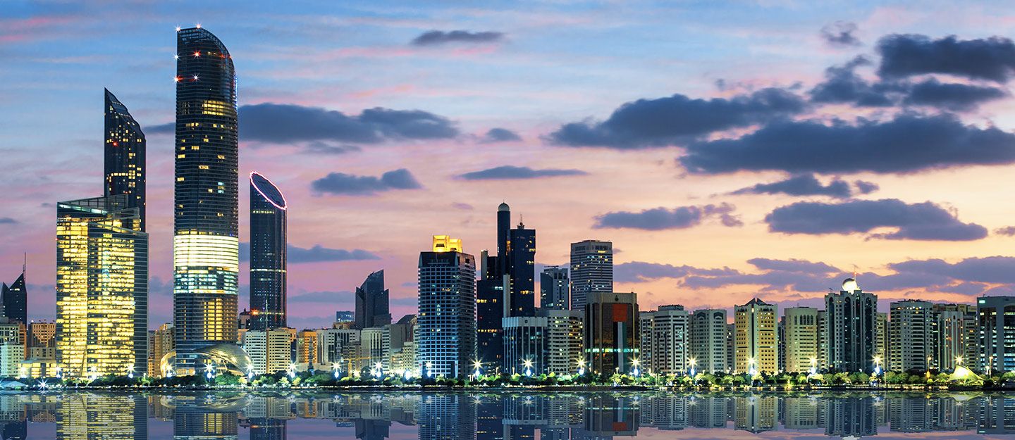 “قضاء أبوظبي” يدين مواطناً وزوجته و 16 متهماً من جنسيات مختلفة بالسجن لمدد 66 سنة وغرامة ورد 52 مليوناً