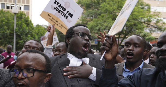 محامون كينيون يحتجون على تهديدات روتو للقضاة