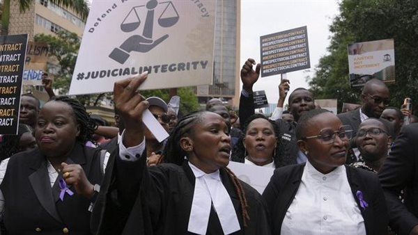 محامون كينيون يحتجون على تهديدات روتو للقضاة