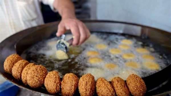 ماذا يحدث لجسمك عند تناول الطعمية الساخنة