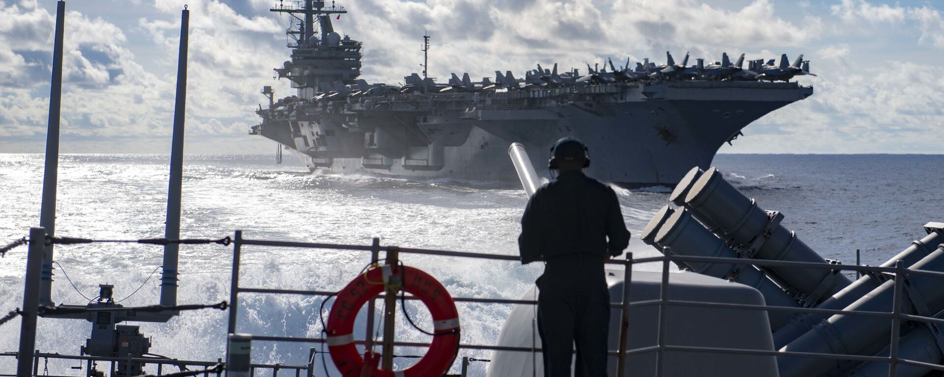 أمريكا وبريطانيا تستهدفان قاعدة بحرية قبالة الحديدة في اليمن