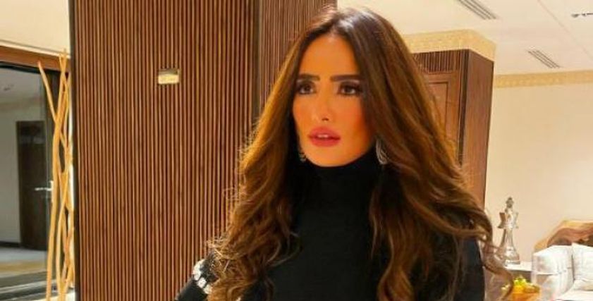 زينة تفاجئ جمهورها بإطلالة أنيقة ورسالة غامضة: «بطلت أتكلم»
