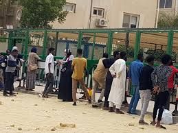 شاهد بالفيديو.. في وضع محزن.. تجمع المئات من السودانيين أمام مباني مفوضية اللاجئين بالقاهرة والمفوضية تعلق لافتات كتبت عليها (لا يوجد دعم مالي)