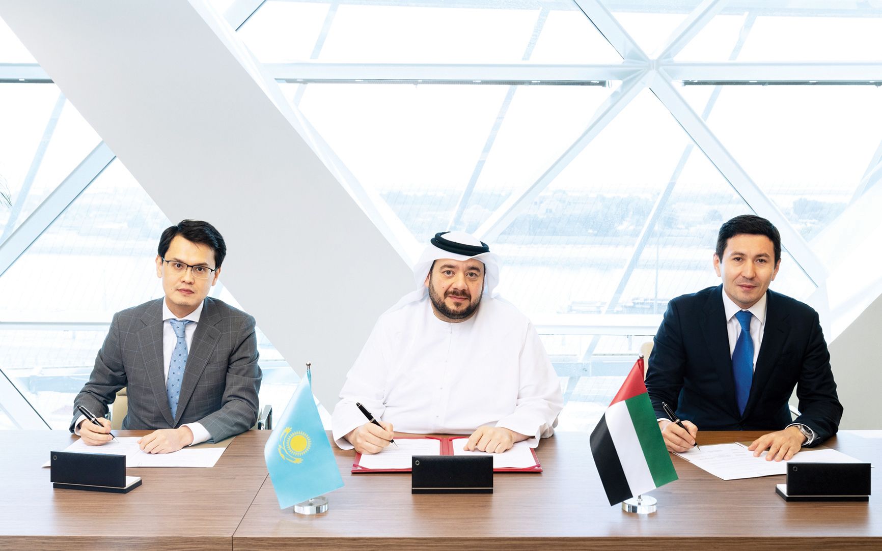 الخليج اليوم .. تعاون استثماري بين الإمارات وكازاخستان في مراكز البيانات والذكاء الاصطناعي