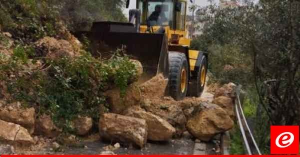 قوى الأمن: منع المرور بالشارع الذي يصل الرابية بأنطلياس بسبب انهيارات بالتربة والصخور