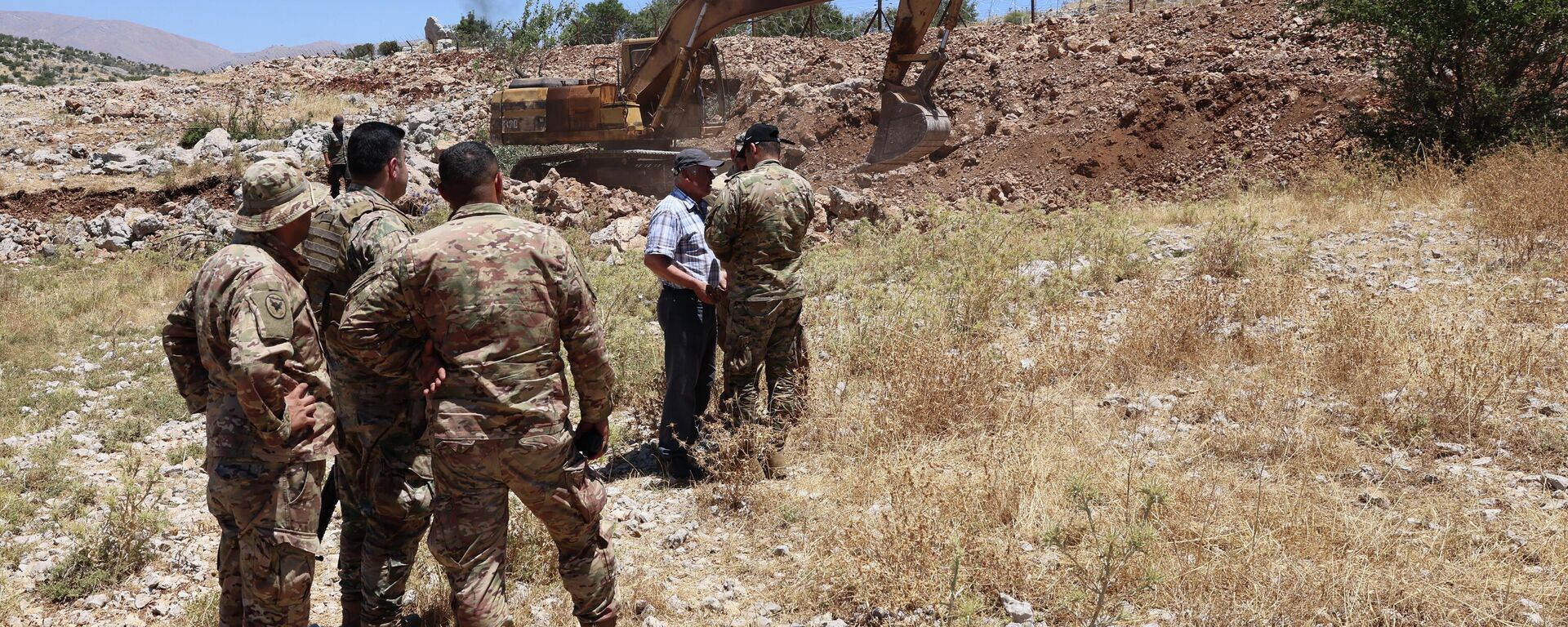 "حزب الله" يعلن استهداف 5 مواقع للجيش الإسرائيلي بالقرب من الحدود اللبنانية الجنوبية