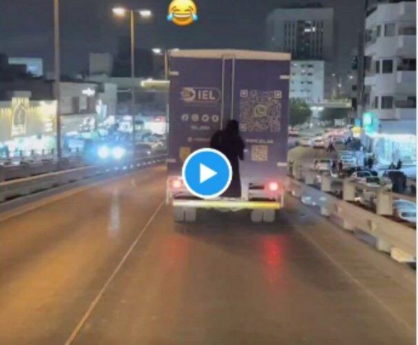 شاهد فتاة مراهقة تقوم بعمل مخجل في شوارع السعودية دون ذرة خجل او خوف من الحكومة!!