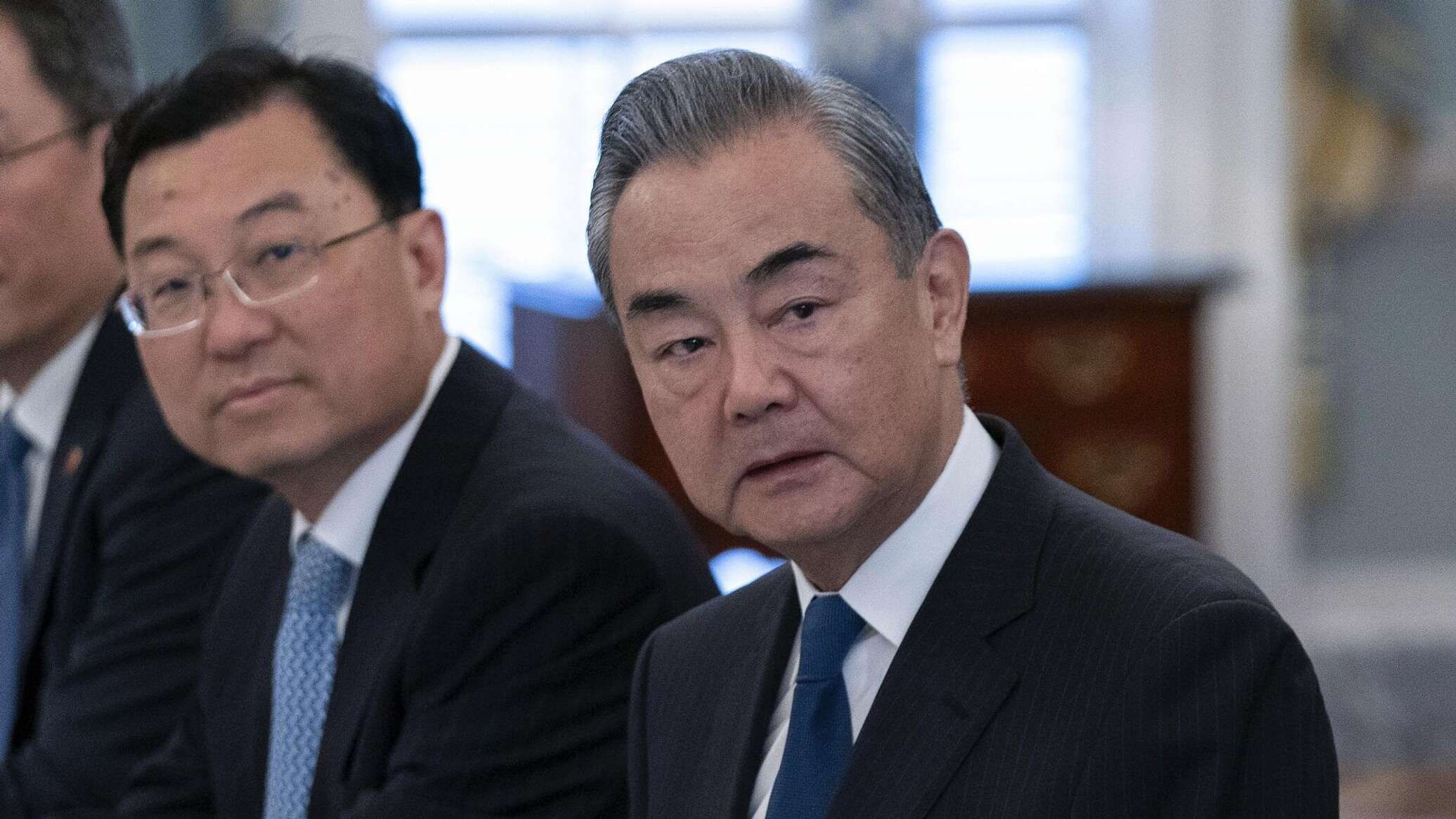 وزير الخارجية الصيني: من الضروري تجنب صب الزيت على النار في الوضع المتوتر أصلا في البحر الأحمر