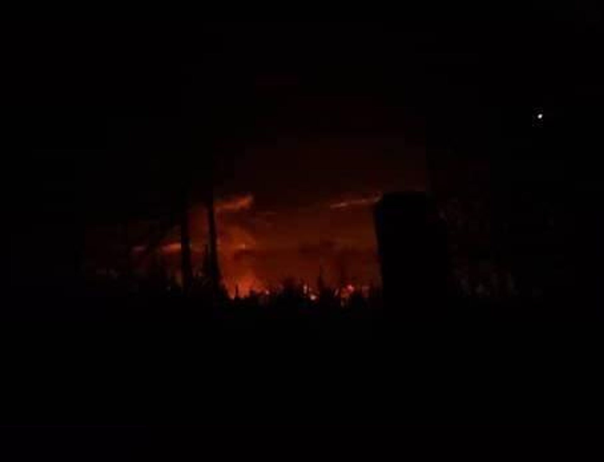 صواريخ تضرب القاعدة الأمريكية في "كونيكو" والجيش الأمريكي يقصف مواقع لحلفاء الجيش السوري... صورة