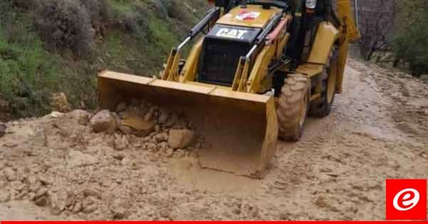 إعادة فتح الطريق بين بحنين وعراي بعد انقطاعها بسبب انجراف الصخور والوحول