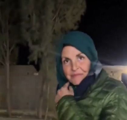 مواطن يساعد رحالة فرنسية وينقذها من البرد الشديد.. فيديو