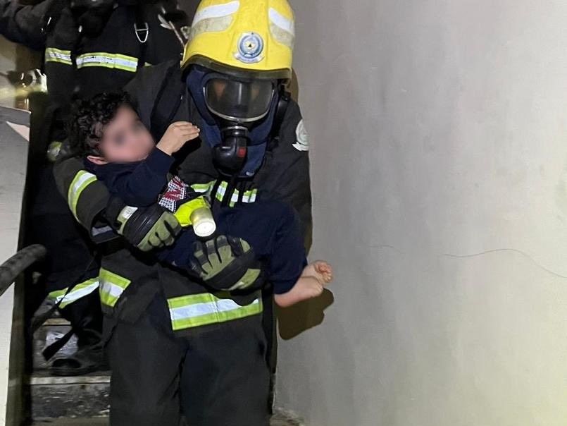 الدفاع المدني: إنقاذ 7 أشخاص إثر حريق مبنى بتبوك وإنقاذ 6 آخرين في حادث مشابه بالطائف
