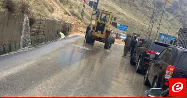 حمية: آليات وزارة الأشغال تحرّكت لرفع الأتربة والصخور عن طريق ضهر البيدر والطريق سالكة