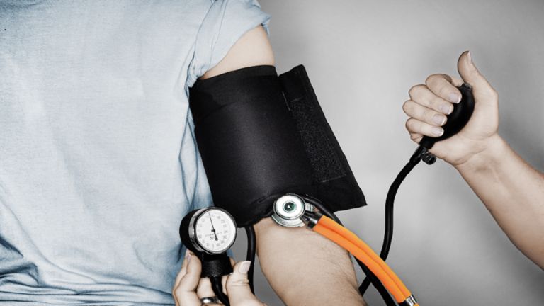 مشروب أحمر دافئ يخفض "ضغط الدم" مثل الأدوية.. تعرف عليه الآن ولن تندم!