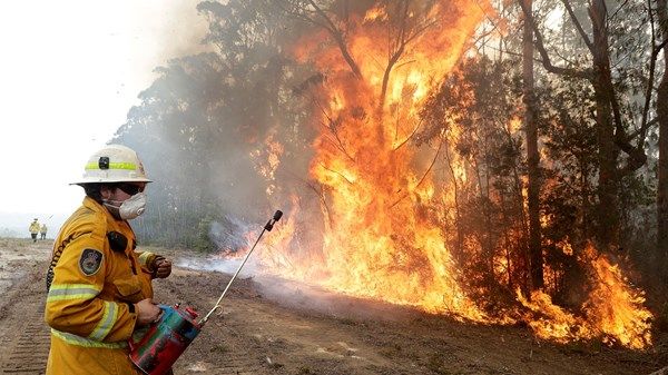 رجال الإطفاء يكافحون لاحتواء حرائق غابات في أستراليا