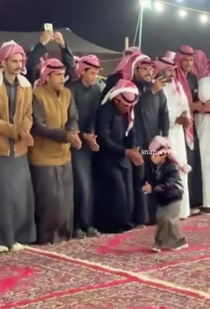 طفل يحصد إعجاباً واسعاً لإجادته فن الرفيحي..فيديو