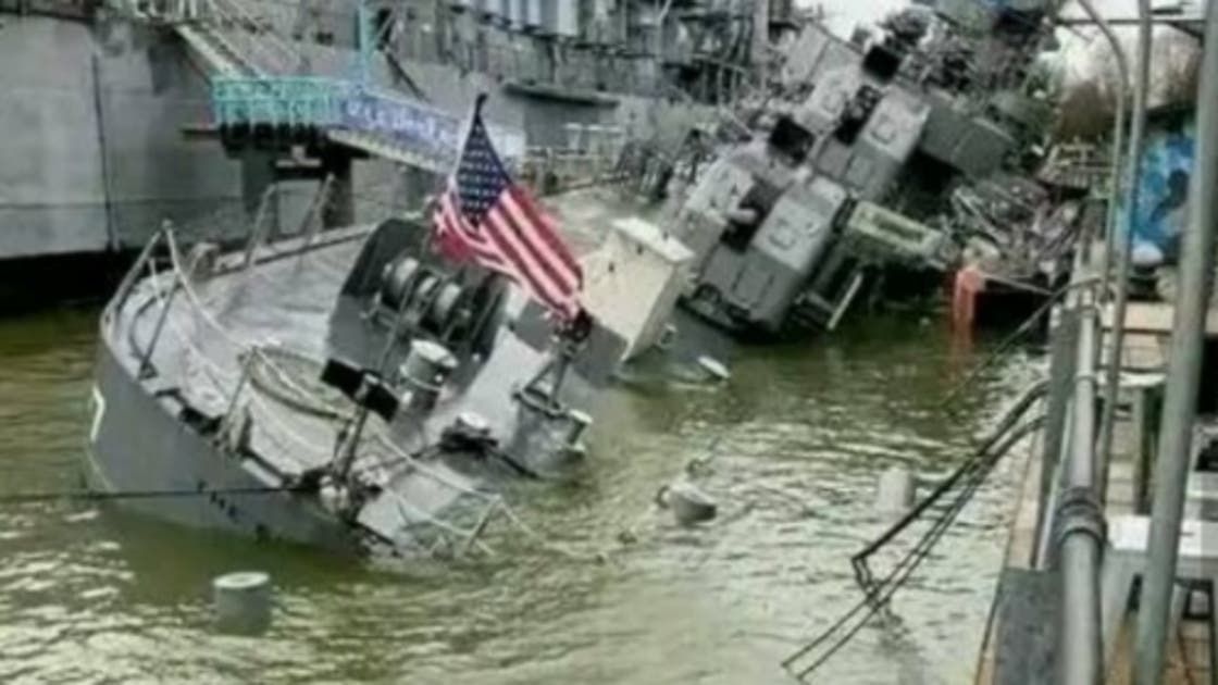 الخليج اليوم .. سفينة أميركية غارقة تقلب التواصل.. هل فعلها الحوثيون؟