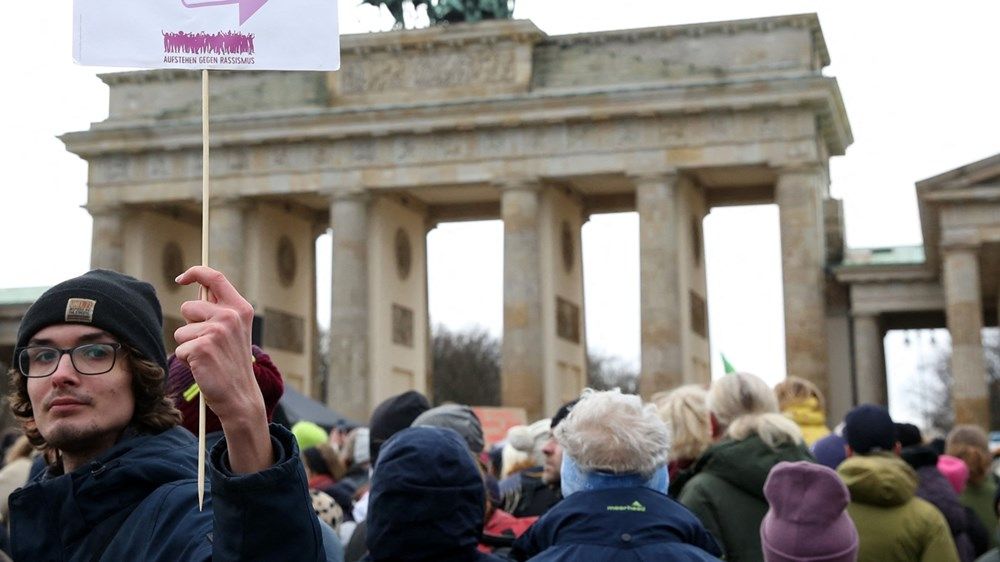 المستشار الألماني يشارك في مظاهرة تنديداً باليمين المتطرف