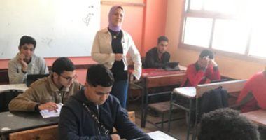 انتظام امتحانات الصف الأول الثانوي بمدرسة الحرية الرسمية للغات.. صور