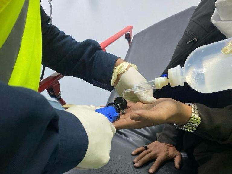 عبر فرق الإنقاذ داخل مستشفى بالباحة.. "المدني" يحرّر إصبع شخص من "خاتم"