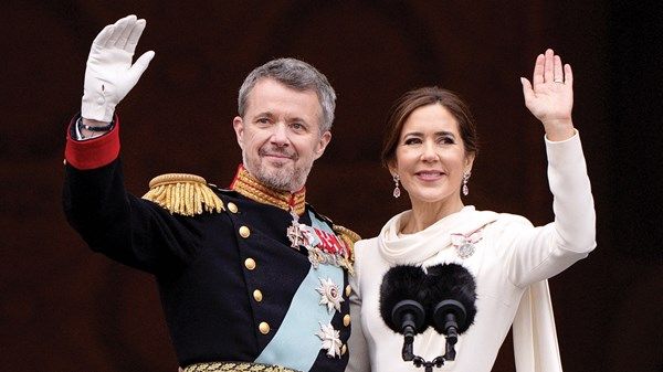 الملك فريدريك العاشر يتولى عرش الدنمارك