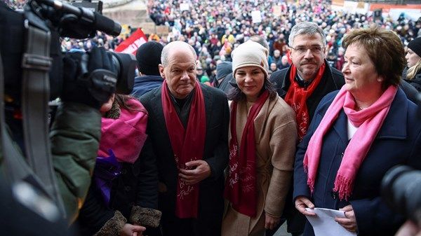 المستشار الألماني يشارك في مظاهرة تنديداً باليمين المتطرف